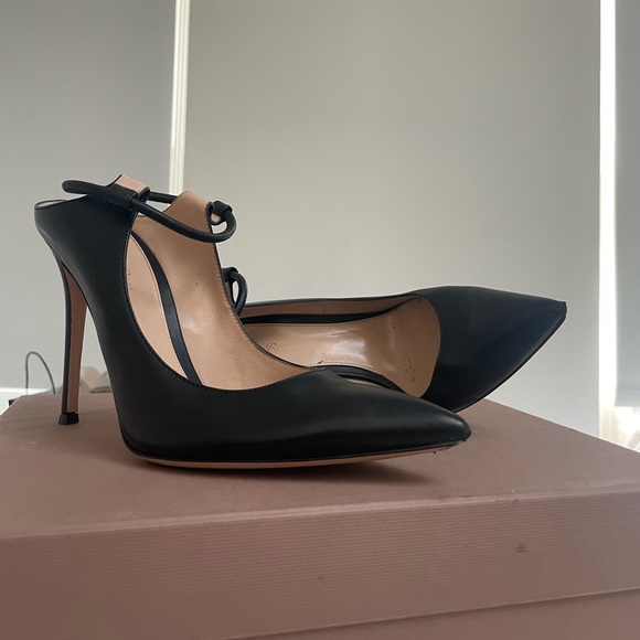 Gianvito Rossi Shoes - SHIPS FREE! Gianvito Rossi Black Heels.
